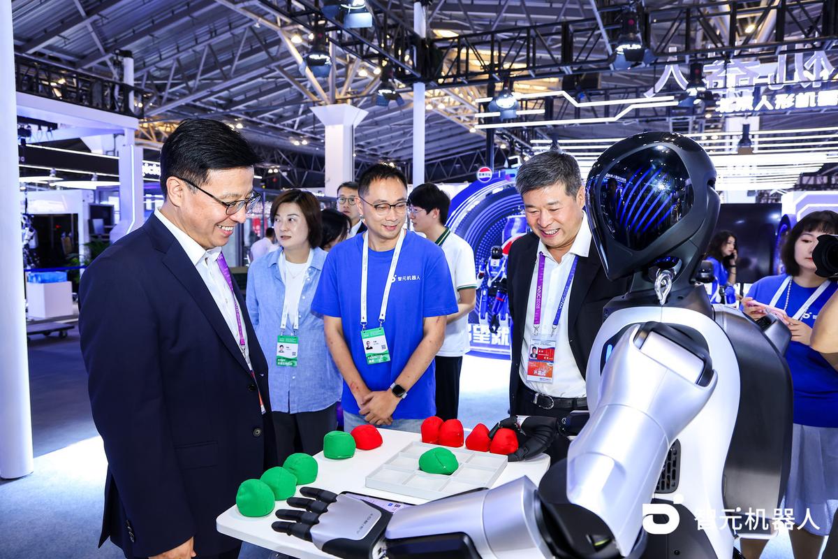 服务设备展览会科研人员与ai+互动人工智能机器人2025世界人工智能